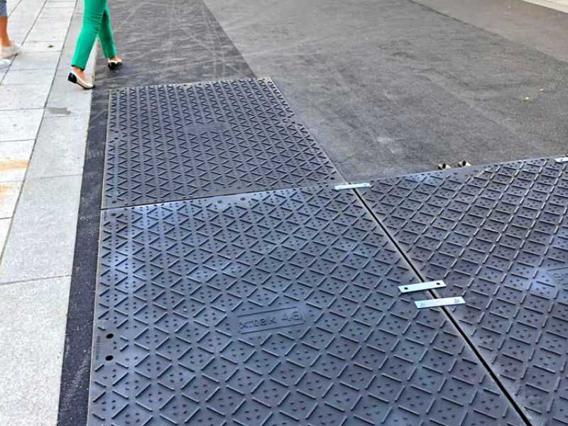 xtek Fahrplatten als Pflasterschutzmatte während der Umgestaltung und Sanierung des Markplatz in Stuttgart