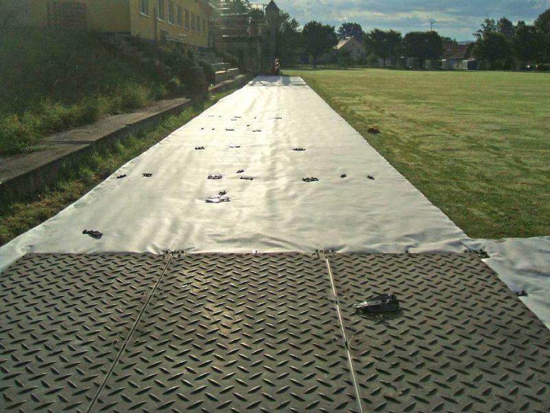 Mobile Baustraße zum Schutz des Rasen auf einem Sportplatz