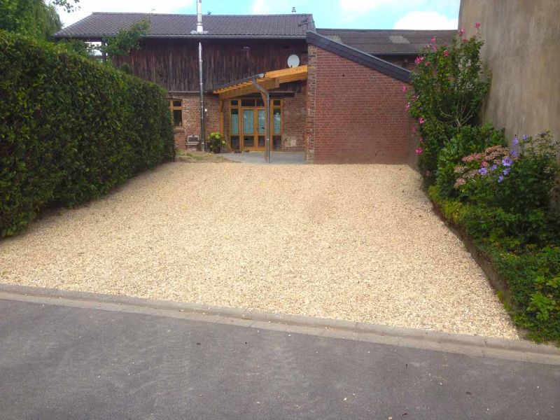 Kiesstabilisierung eines Hof und Einfahrt mit dem Kiesgitter KG30