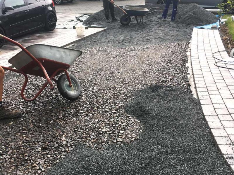 Schöne & befahrbare Kies-Einfahrt anstelle von Pflastersteinen mit den Kieswaben KW30 einfach, schnell und kostengünstig selbst anlegen.