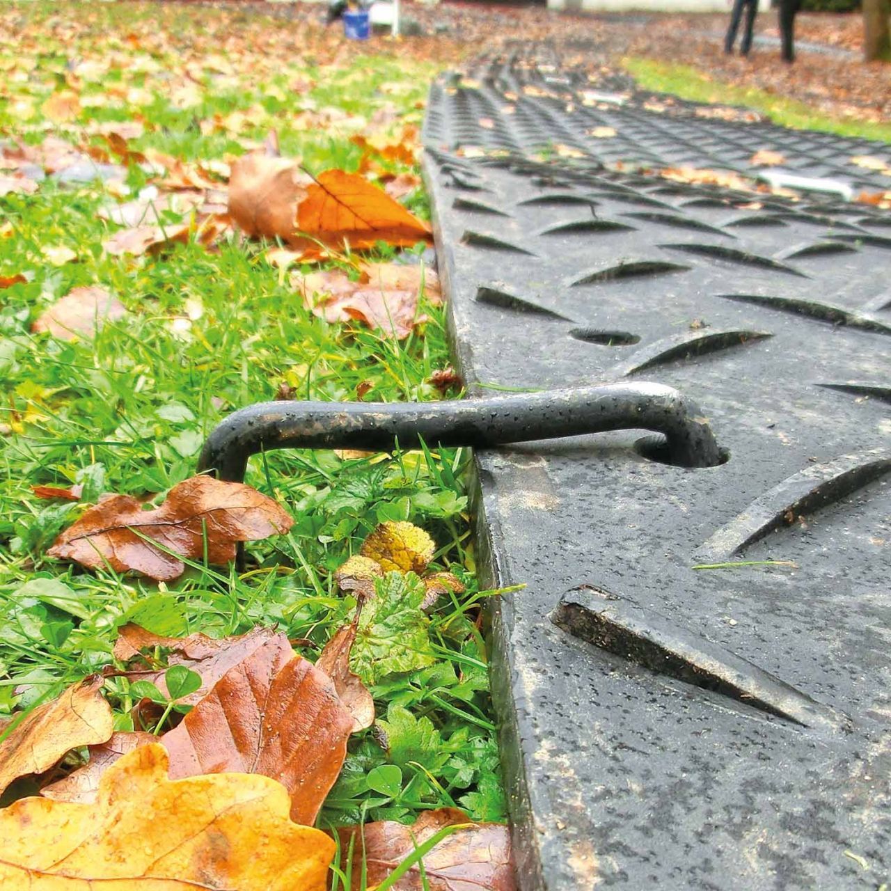 Bodenanker, Erdhaken zum fixieren verankern von Fahrplatten & Bodenschutzplatten. Empfohlen im Gelände mit Steigung, Gefälle Längsneigung und/oder Querneigung.