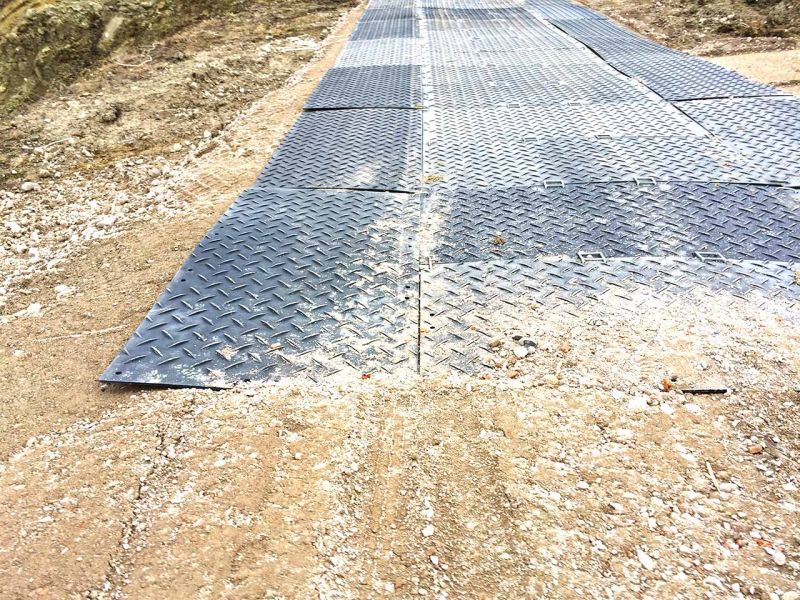 Mobile Baustrasse als Zufahrtslösung für LKW und Bagger im Straßenbau und Verkehrswegebau