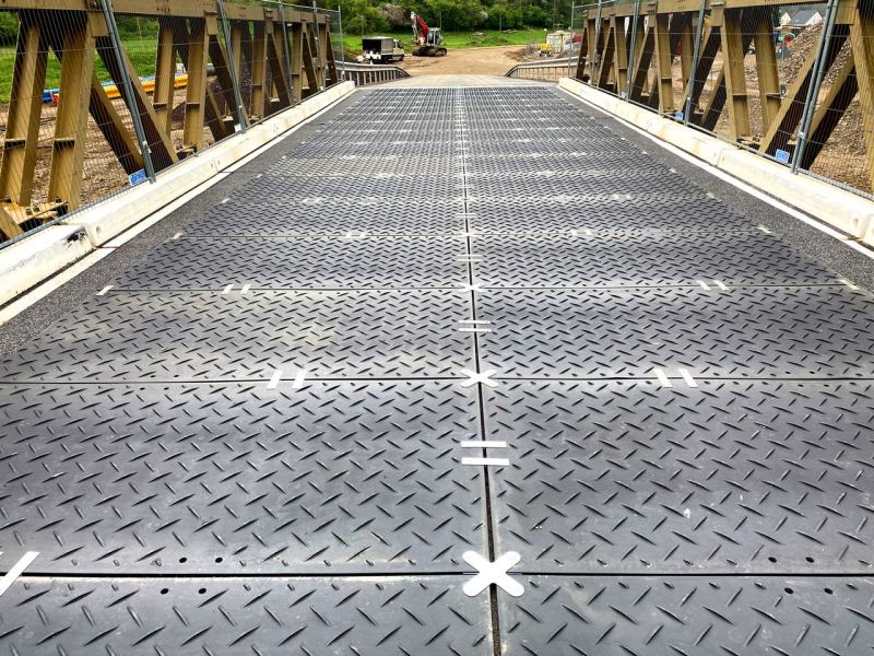 Schutzbelag für eine temporäre / mobile THW Brücke im Ahrtal mit Fahrplatten von Securatek