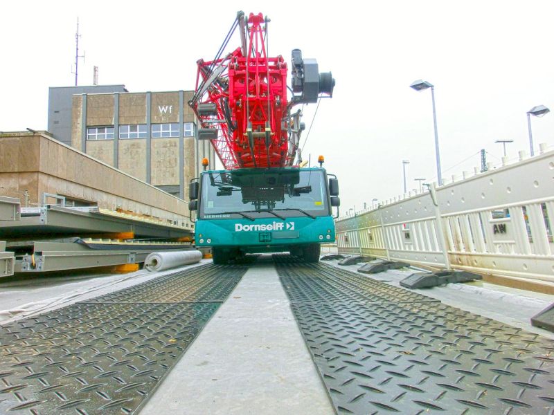 Bodenschutzplatten als Stellfläche für einen Autokran