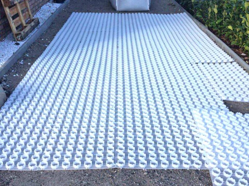 Bodenbefestigung des Hof und der Einfahrt mit dem Kiesgitter KG30