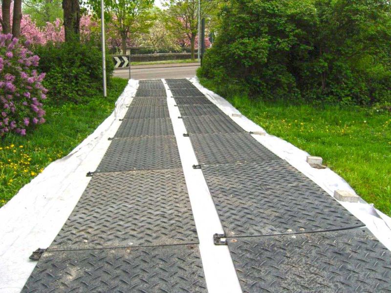 Mobile Baustraße zum Schutz des Pflasters im Gleisbau und Schienenverkehr