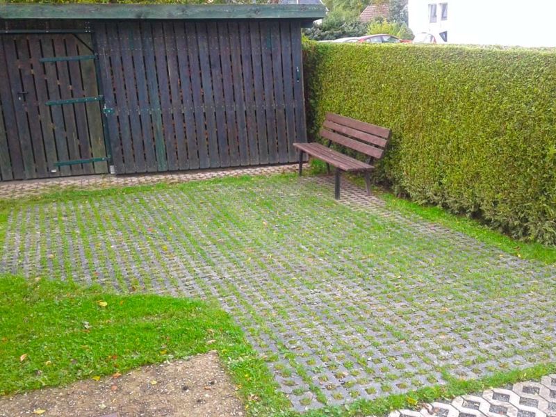 PKW-Stellplatz neu anlegen mit dem Kunststoff Rasengitterstein RGS35