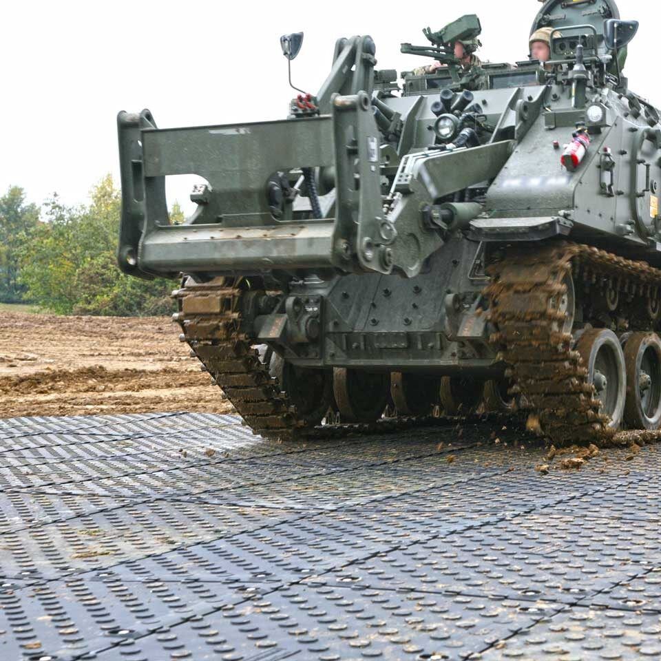 MaxiTrack · 1800 x 900 mm · 40 kg leicht · bis zu 130 t belastbar · Overlapping-Verbund-System · Beidseitig Profiliert · Einsetzbar als Mobile Baustrasse, Fahrstrasse & Plattform