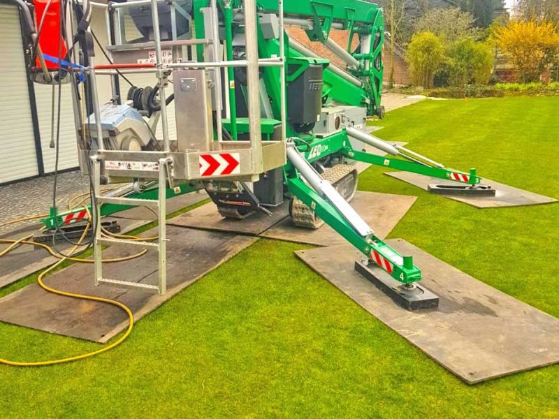 v:tek Fahrplatten als Unterlegplatten für Arbeitsbühnen zum Schutz des Rasen