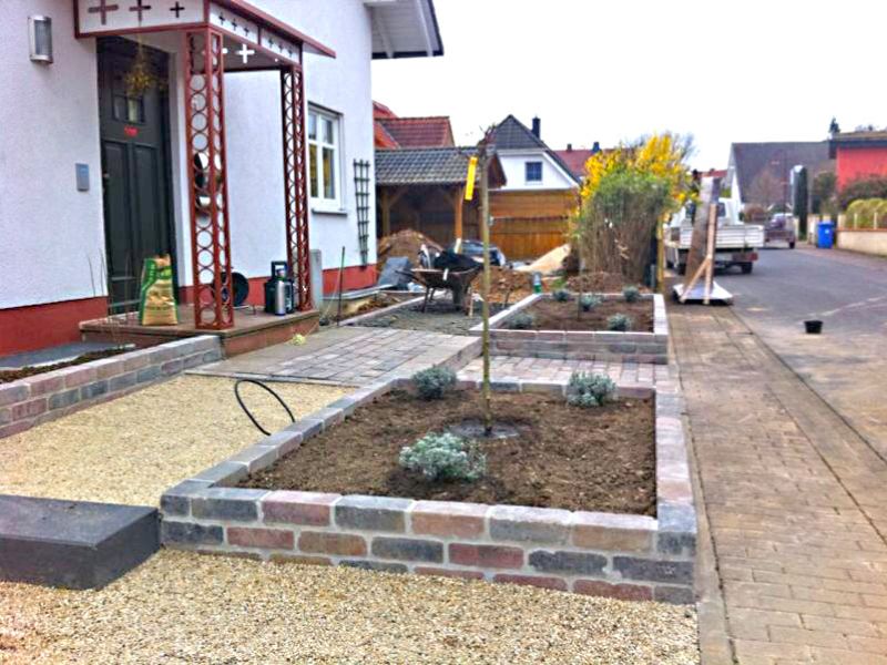 Verlegen und verfüllen der Bodenwabe BW40 zur Befestigung von Kieswegen