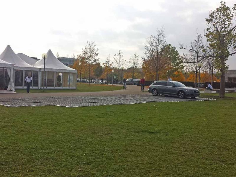 Fahrplatten als temporärer Parkplatz auf einer Rasenfläche