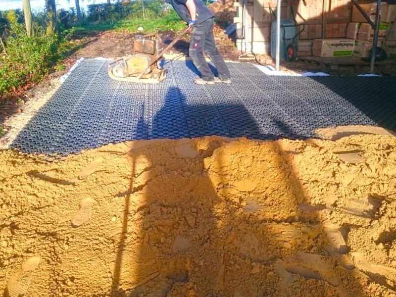 Offenstall und Boden befestigen mit Paddockplatte PP60