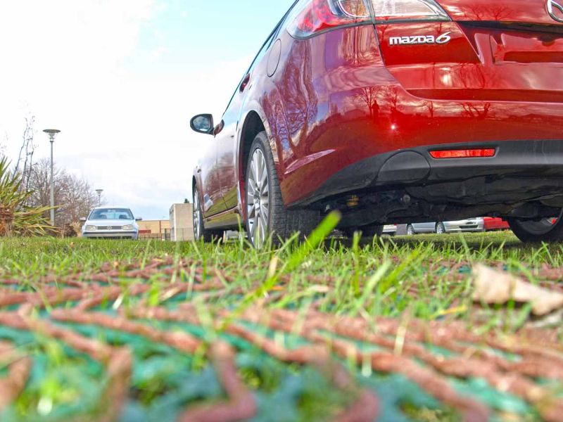 Rasenverstärkung mit dem Rasennetz RN1800 zur gelegentlichen PKW Befahrung