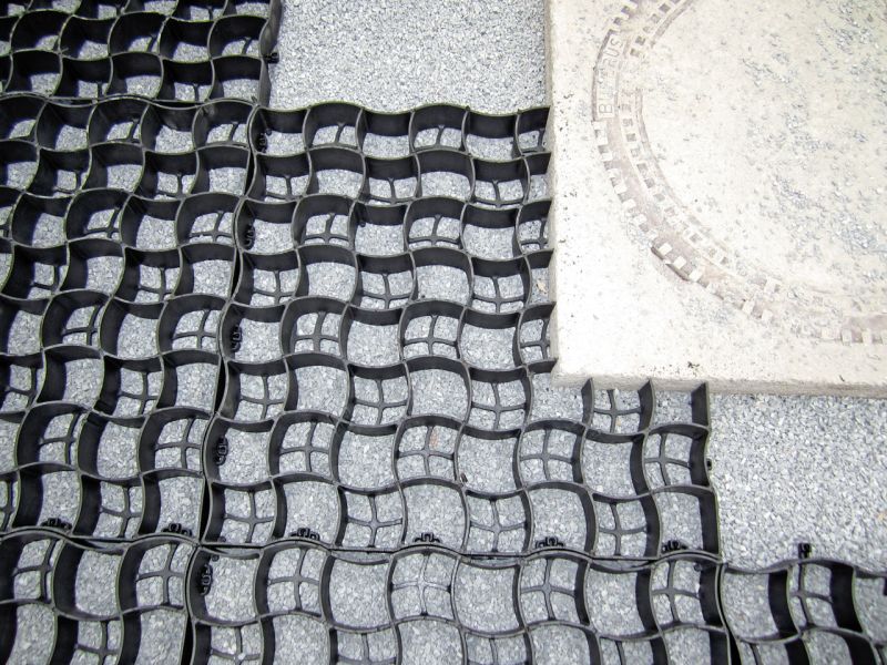 Verlegen und Verfüllen des Bodengitter BG50 für Hof und Einfahrt