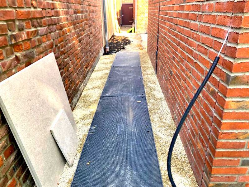 Fahrplatten als Pflasterschutz bei der Neuanlage eines Sandkasten & Bobbycarstrecke im Kindergarten Heemsen