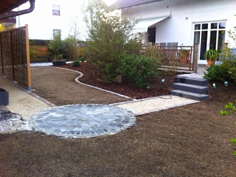 Verlegen und verfüllen der Bodenwabe BW40 zur Befestigung von Kieswegen