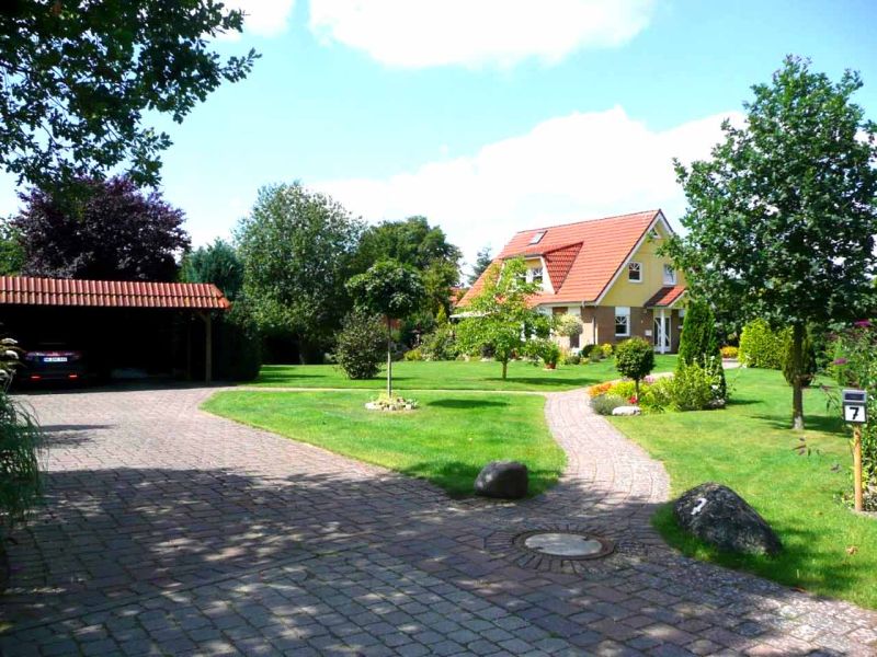 Unversiegelte, wasserdurchlässige Kiesstabilisierung mit dem Kiesgitter KG30