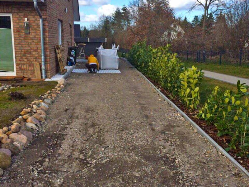 Bodenbefestigung des Hof und der Einfahrt mit dem Kiesgitter KG30