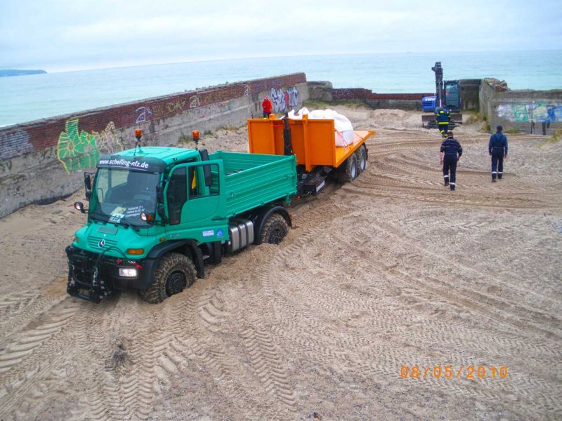 Lkw steckt im Tiefsand fest ohne tragfähigen Untergrund.