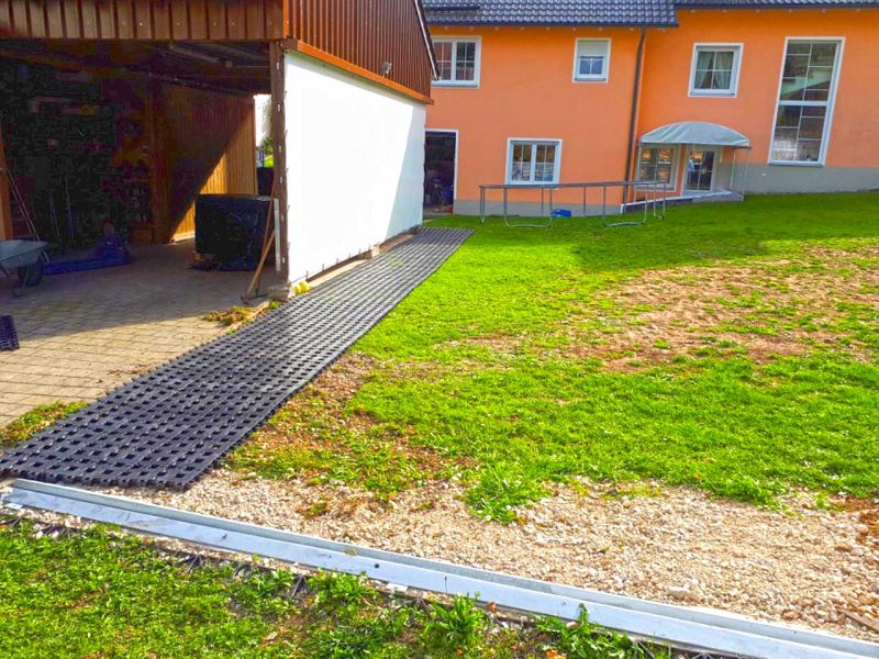 Gartenboden befestigen und befahrbar machen mit dem Rasengitterstein RGS35