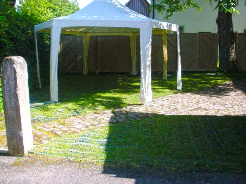 Dauerhafte Rasenverstärkung eines Pfarrgarten für Feste und Feierlichkeiten