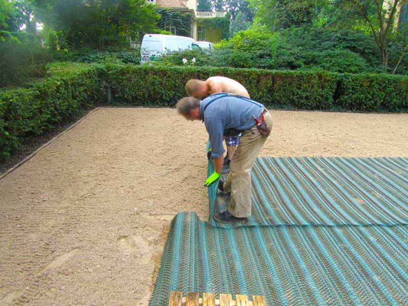 Rasennetz zur Rasenverstärkung eines Rasenparkplatz aus Rollrasen