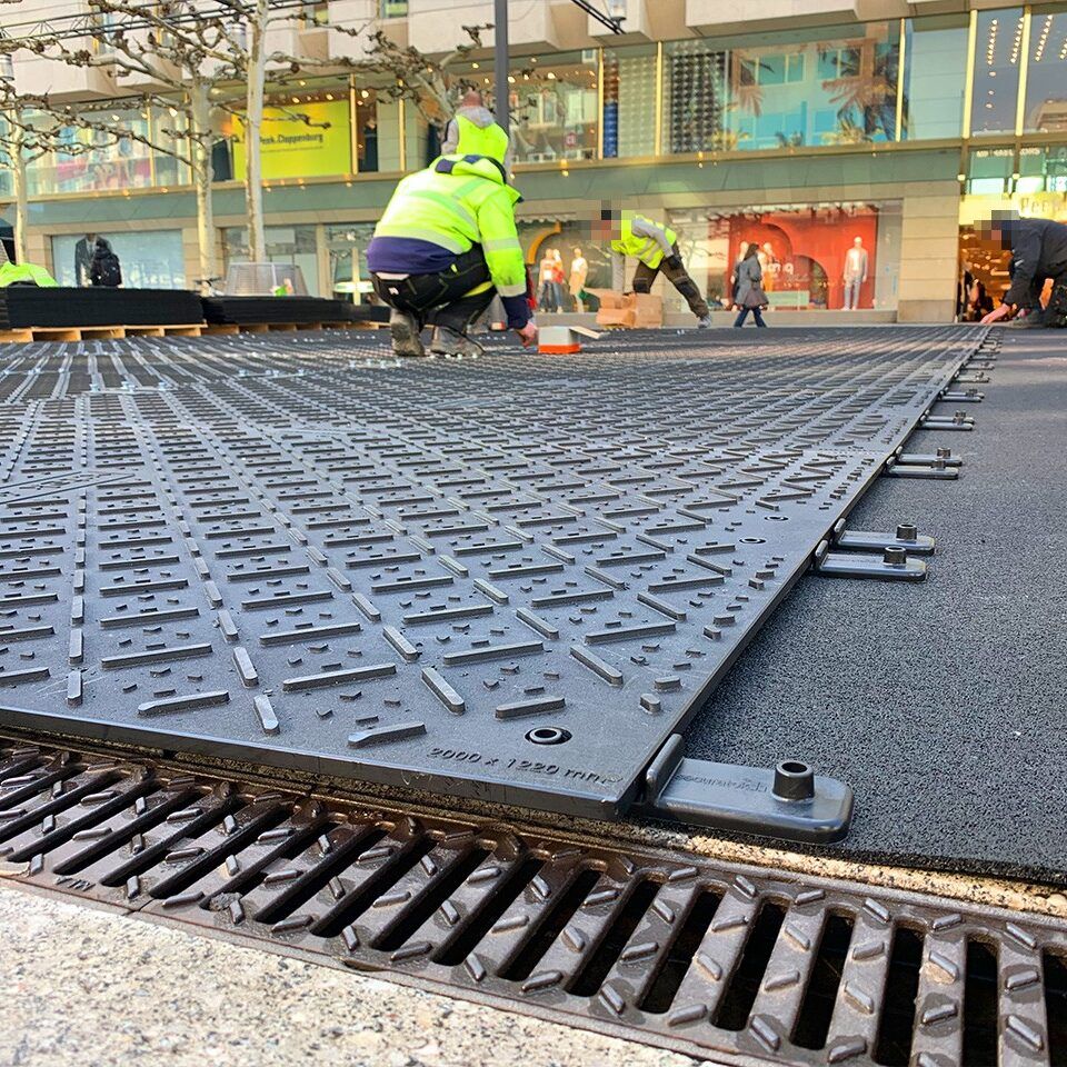 Kunststoff Verbinder zum verbinden und koppeln von Fahrplatten bzw. Bodenschutzplatten als Fahrspur, Fahrstrasse, Baustrasse auf festen, harten Böden.