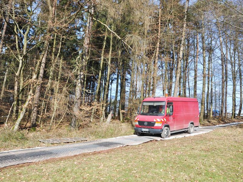 Mobile Baustraße Telekom-Baustelle Esselbach im Steigerwald mit der s:tek 48 Bodenschutzplatte