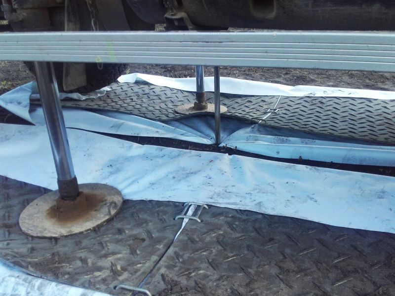 Mobile Fahrstrasse und Fahrplatten als temporäre Zufahrtslösung für den Neubau eines Supermarkt in Berlin