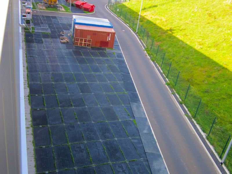 Arbeitsplattform als BE-Fläche mit Bodenschutzplatten und Lagercontainern auf Baustelle