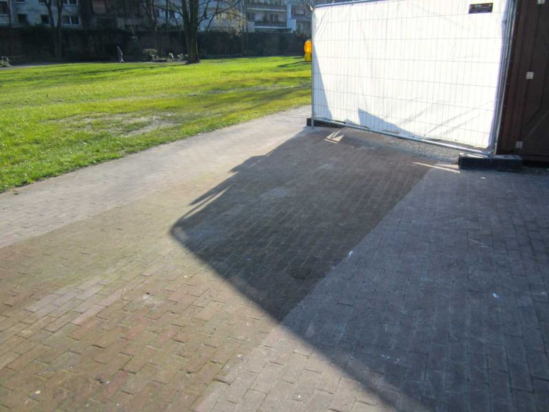 Fahrplatten als Pflasterschutz für eine temporäre LKW-Zufahrt