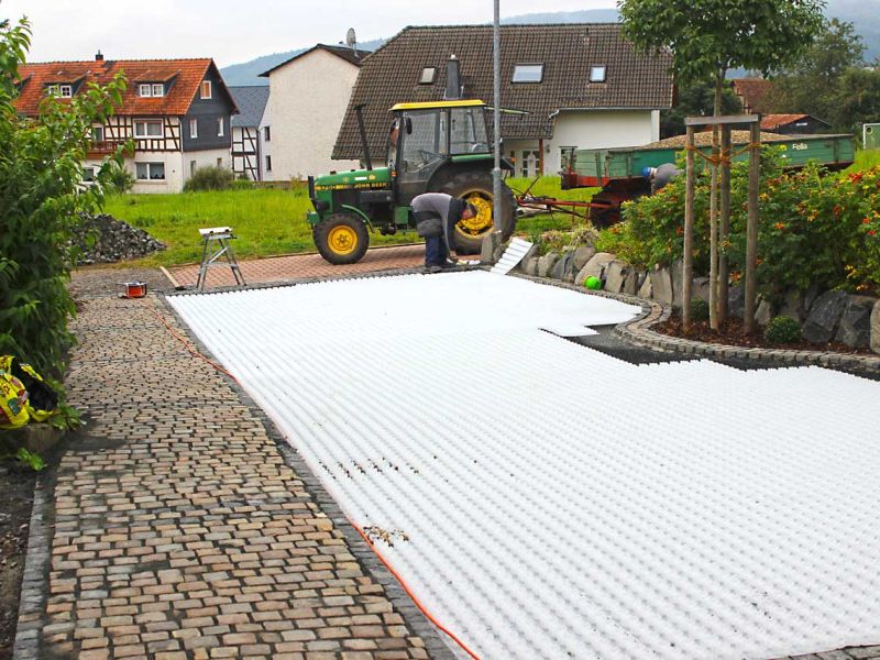 Kiestabilisierung eines neu angelegten Hof und Einfahrt mit dem Kiesgitter KG30