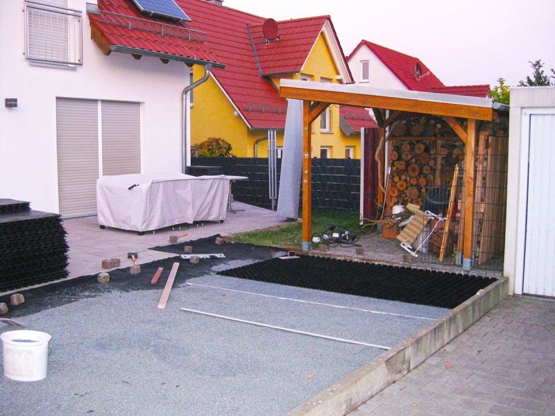 Umgestaltung einer Rasenfläche in eine befestigte und befahrbare Hof- und Gartenzufahrt mit der Kiesmatte KM30