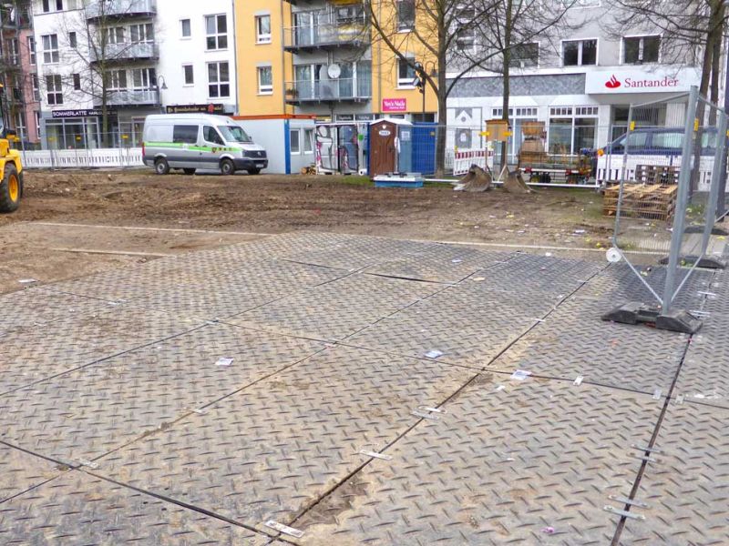 Mobile Baustraße als Pflasterschutz in der Fußgängerzone in Gießen