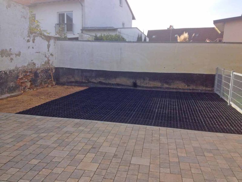 Befestigung einer Kiesfläche als Stellplatz für Auto und Anhänger mit dem Bodengitter BG50