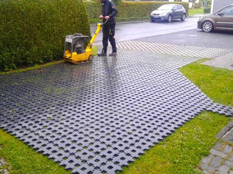 PKW-Stellplatz neu anlegen mit dem Kunststoff Rasengitterstein RGS35