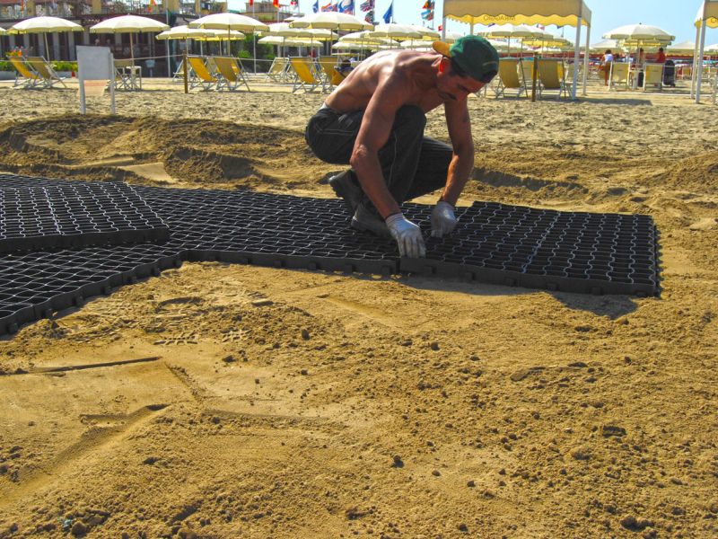 Bodengitter BG50 zur Herstellung eines befestigten Weg für Fahrzeuge und Anhänger auf Sand