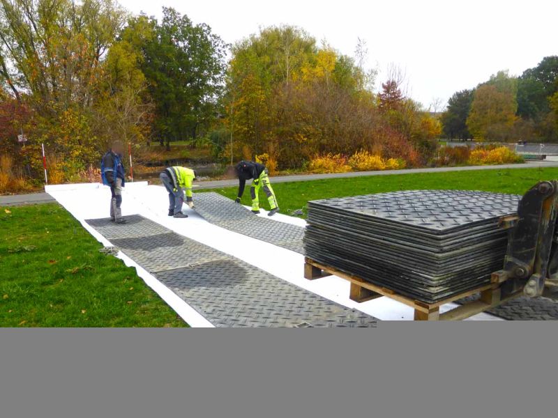 Fahrplatten als mobile Baustraße im Rohrleitungsbau in Giessen