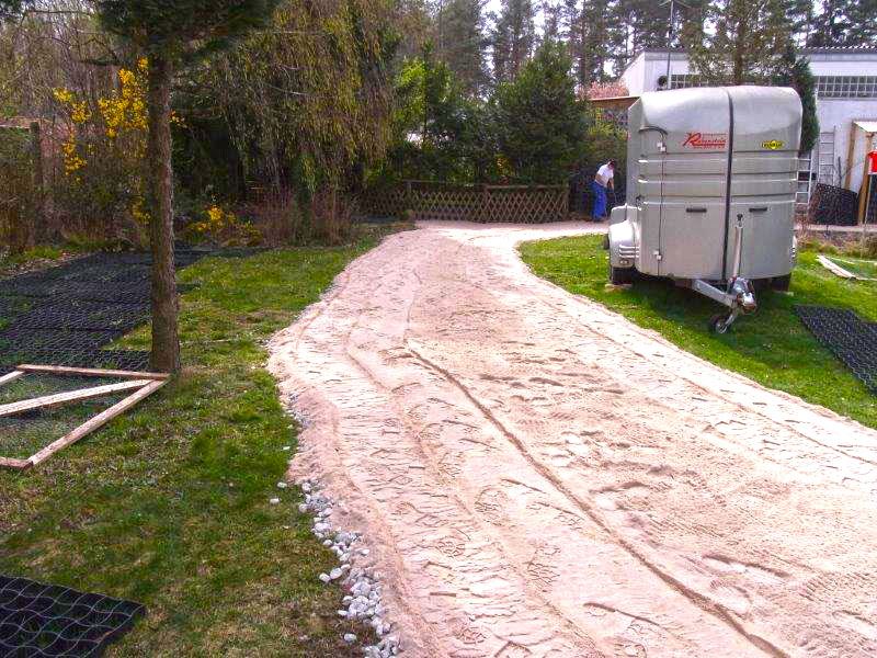Befestigung eines Gartenweg ohne Unterbau mit Bodengitter BG50