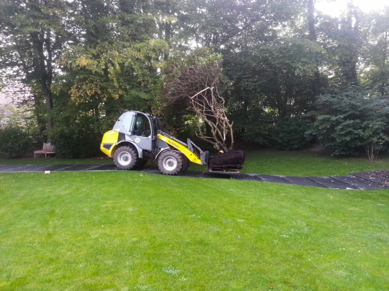 Fahrstraße zum Schutz der Rasenfläche im Galabau
