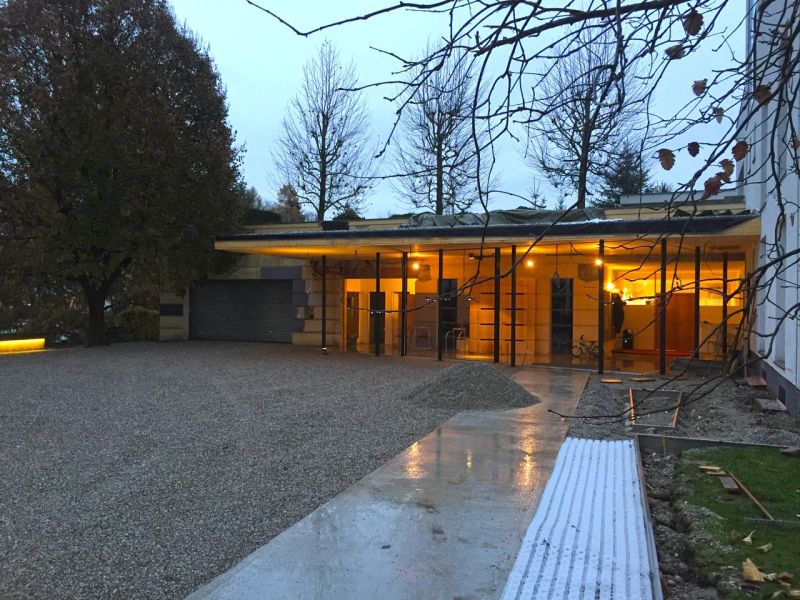 Dekorative und funktionale Umgestaltung des befahrbaren Vorplatz einer Fahrschule mit dem Kiesgitter KG30