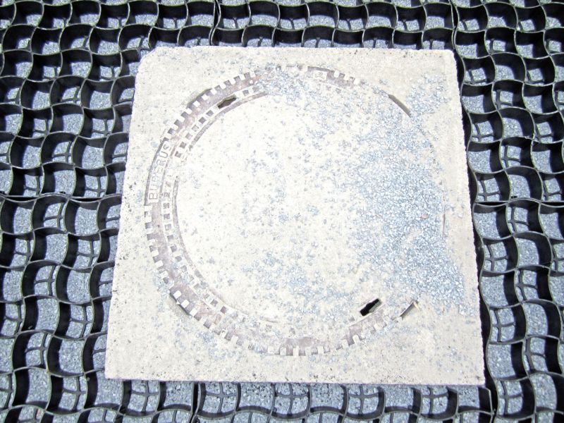 Verlegen und Verfüllen des Bodengitter BG50 für Hof und Einfahrt