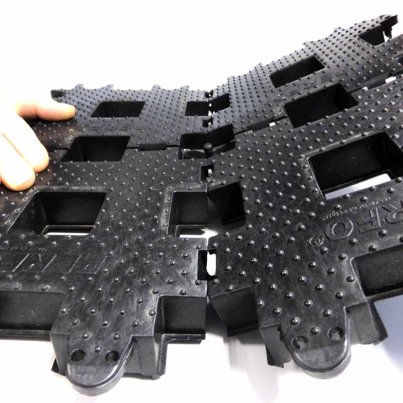Rasengitterstein RGS35 · 0,16 m² · 400 x 400 x 35 mm · 0,75 kg · 100 t/m² · 1mm Profil · 52mm Gitteröffnungsweite · In-Top Verlegung · Kunststoff · Securatek