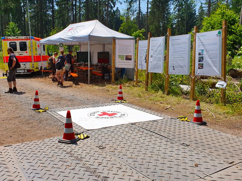 Securatek zeigt wie es geht - s:tek 48 · Hochleistungs-Bodenschutzplatte als Gehweg für eine Veranstaltung in einem Waldgebiet