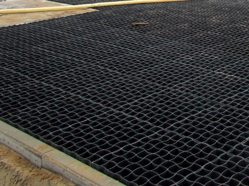 Verlegung des Bodengitter BG50 aus Kunststoff zur Bodenstabilisierung für ein Trogbauwerk