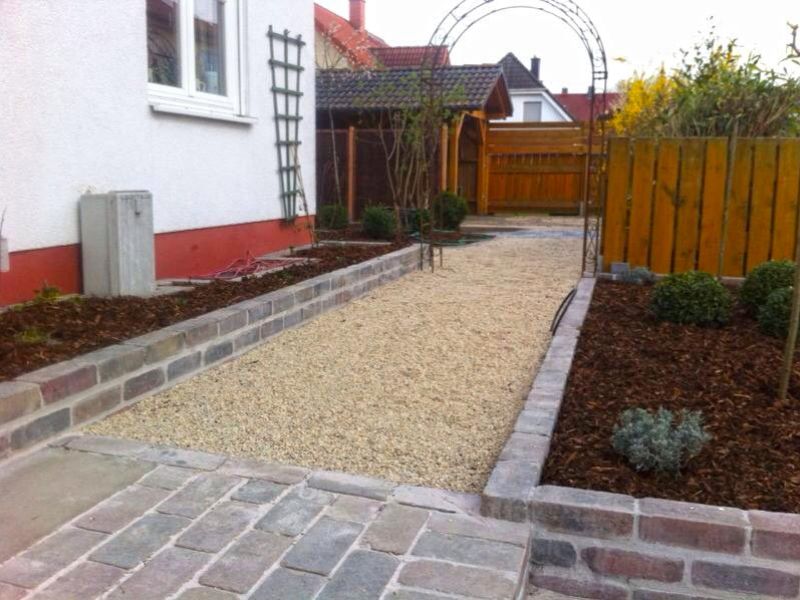 Verlegen und verfüllen der Bodenwabe BW40 zur Befestigung von Kieswegen