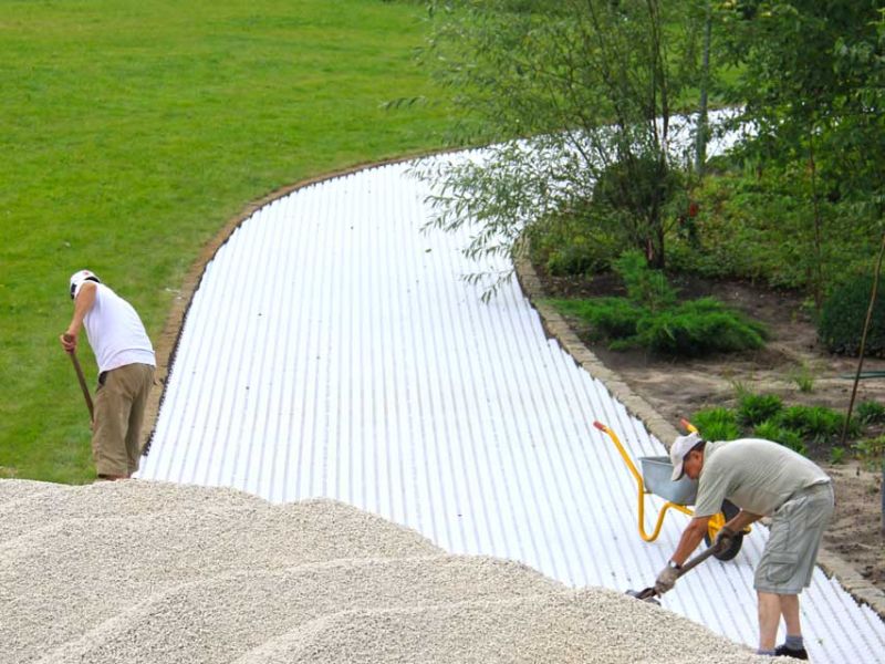 Verlegen und verfüllen des Kiesgitter KG30 für einen Gartenweg aus Kies