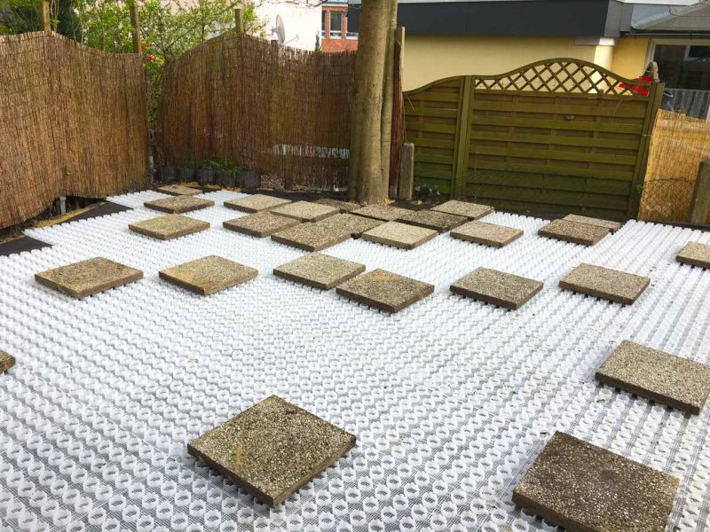 Schön gestalteter Steingarten mit einer Kiesfläche als Terrasse