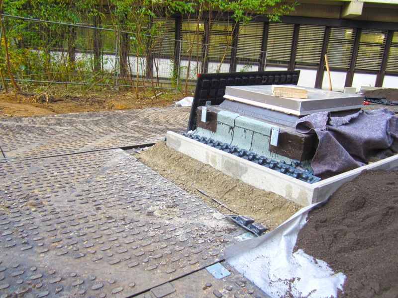 Detail des Dachaufbaus mit Schutzlage und ausgelegten Elementen