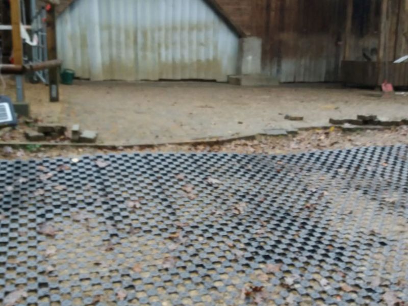 Detailaufnahme von Paddockplatte PP60 für eine stabile Bodenbefestigung in Pferdehaltung.